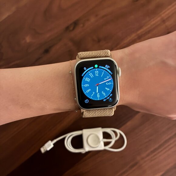 Pre-owned Apple Watch Series 5 with charger - Picture 1 of 5